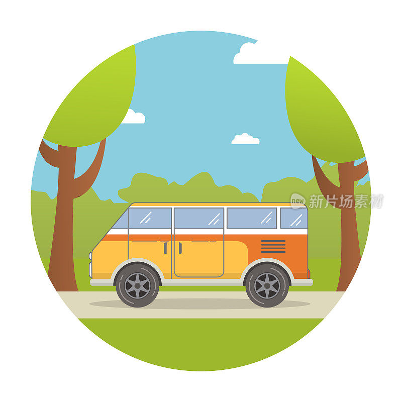 旅游巴士以平直的方式沿着森林道路行驶。房车在乡村森林景观。