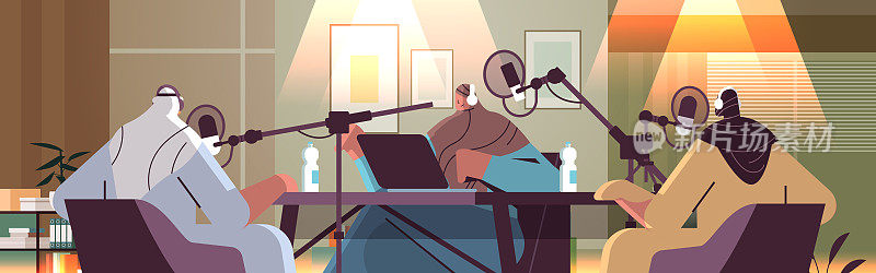 阿拉伯播客对着麦克风录音播客在工作室播客在线广播概念