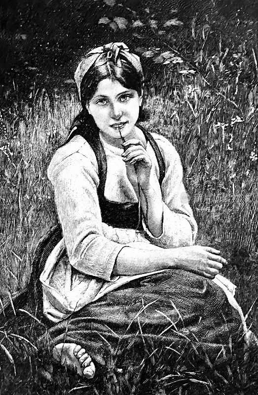 年轻女子坐在春天的草地上看着观众，嘴里衔着一片草叶