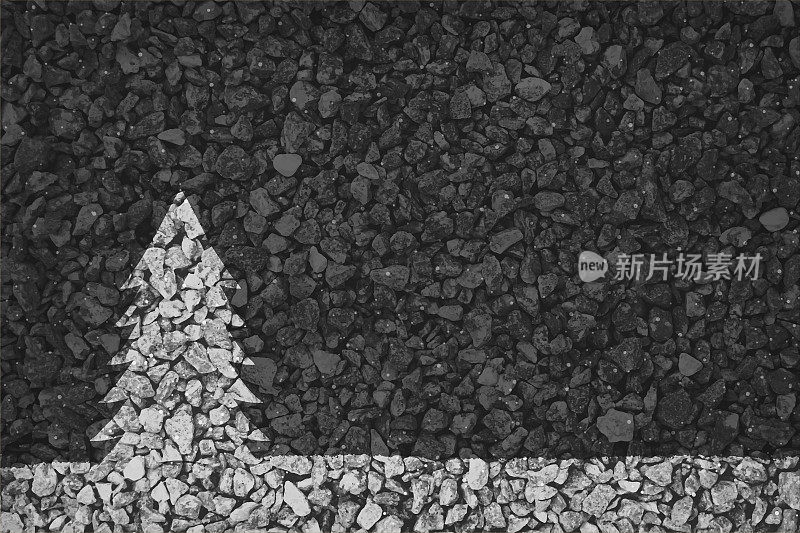 黑色和白色的鹅卵石在砾石路上做成了一棵圣诞树;新年快乐和圣诞节向量背景