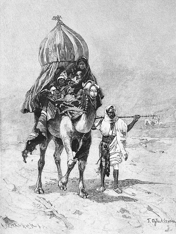 一家人在沙漠里骑骆驼旅行