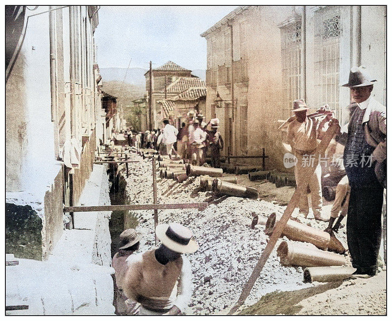 古色古香的黑白照片:在古巴圣地亚哥铺设排水管