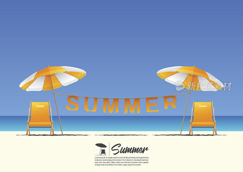夏天的海滩景观与橙色的海滩椅，橙色的海滩伞和夏季字体挂在晾衣绳上的蓝色梯度天空背景与复制空间为你的文本。