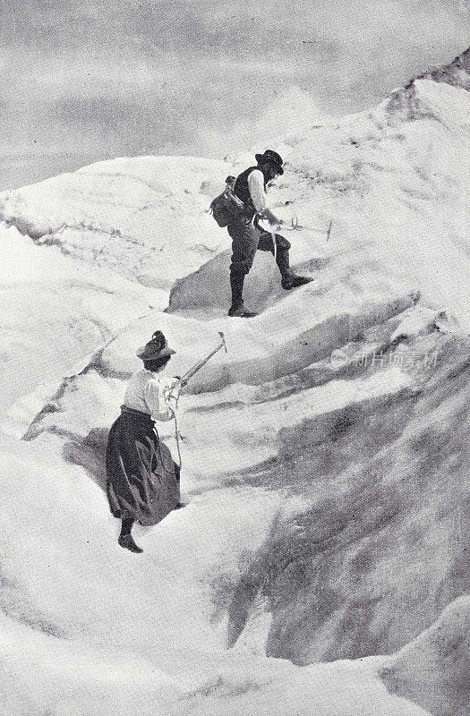 在永恒的冰中攀登山峰的夫妇