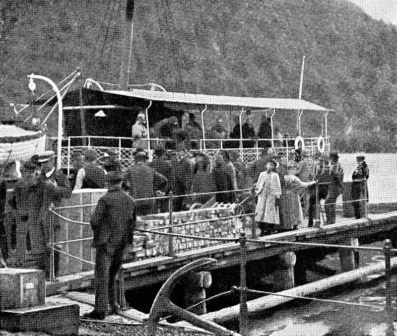 在挪威的Mjosa湖上，人们在划船。这是19世纪