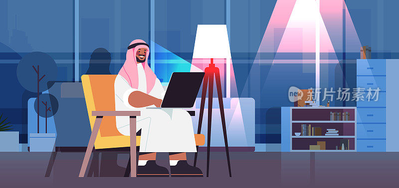 阿拉伯商人自由职业者工作在笔记本电脑阿拉伯人使用笔记本电脑社交媒体网络沟通