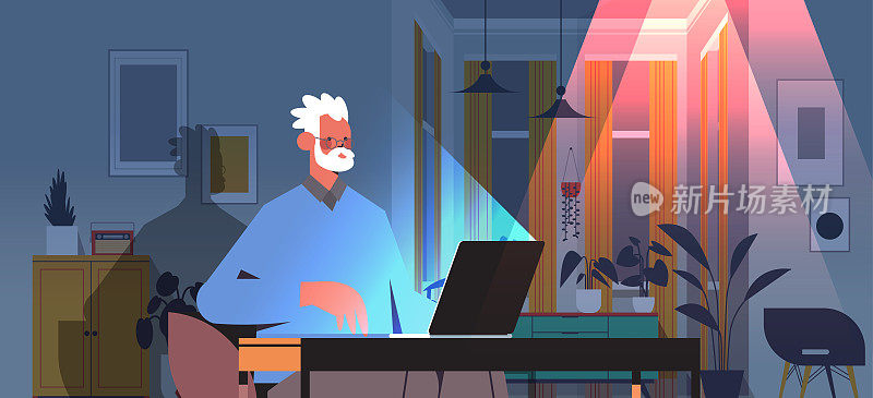 劳累过度的资深自由职业者看着笔记本电脑屏幕老年男子坐在工作场所在黑暗的夜晚的家庭房间