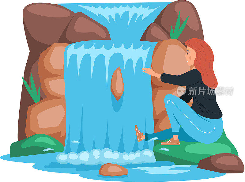 女人坐在岩石和瀑布旁边。清洁自然的概念水从山上流下来