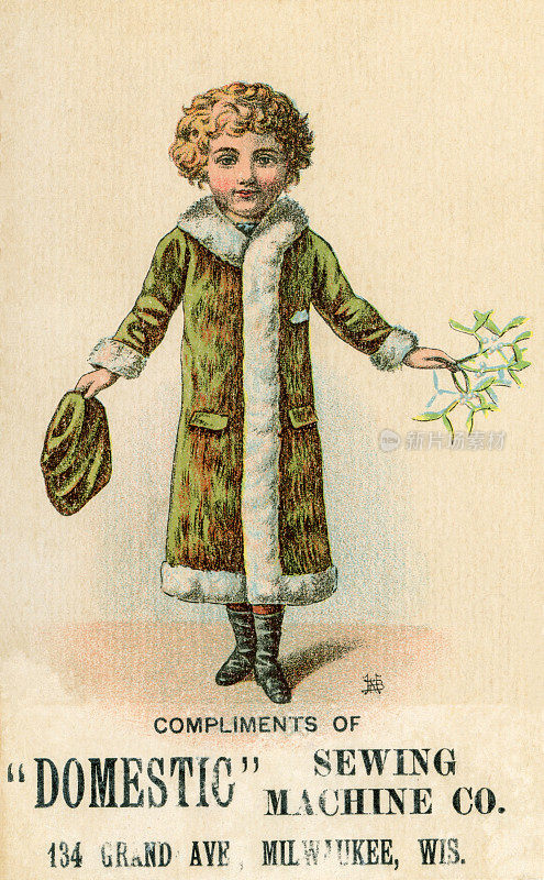 维多利亚时代的男孩，穿着毛皮大衣，戴着帽子，手里拿着槲寄生