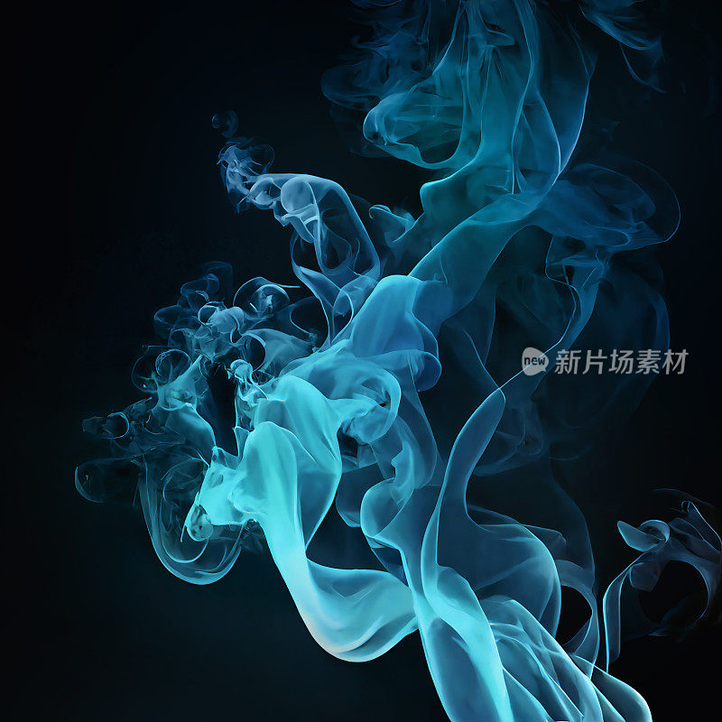 旋涡蓝色烟雾效果的魔法咒语在黑色背景与纹理形状。抽象灰色和蓝绿色的云雾，雾，雾，蒸汽或烟雾为墙纸