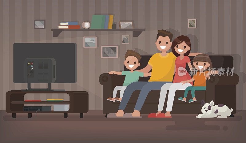 幸福的一家人坐在家里的沙发上看电视