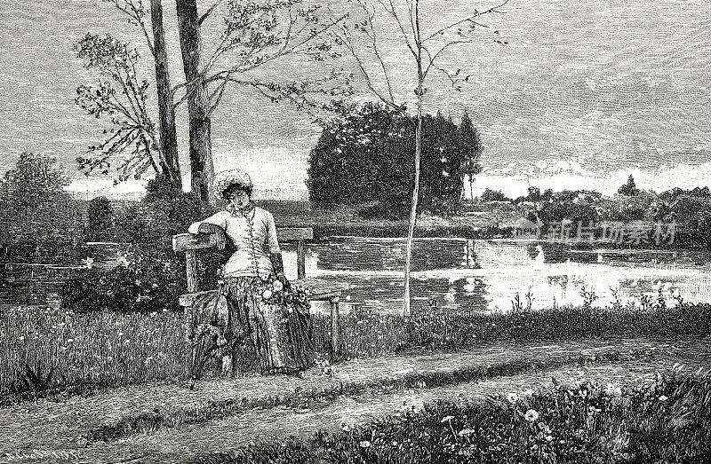 一个女人坐在池塘边的长椅上，做着白日梦，陷入了沉思