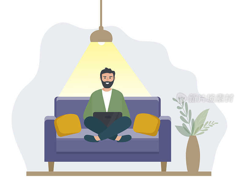 一个拿着笔记本电脑的人坐在家里的沙发上。来自灯的光。在家工作，在线教育。学生或自由职业者，博客作者