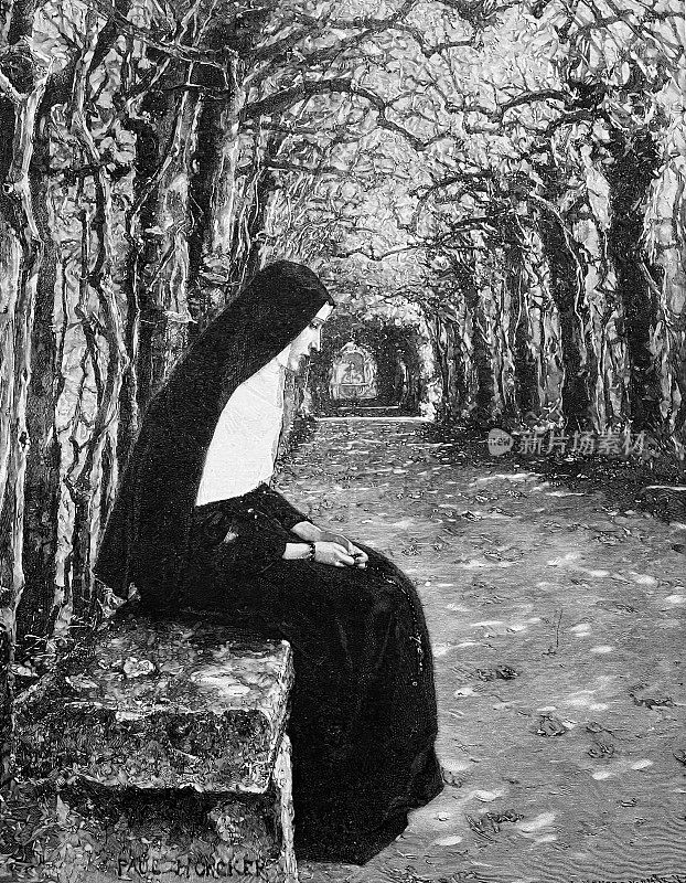 一位修女坐在凉亭的石凳上，侧视图
