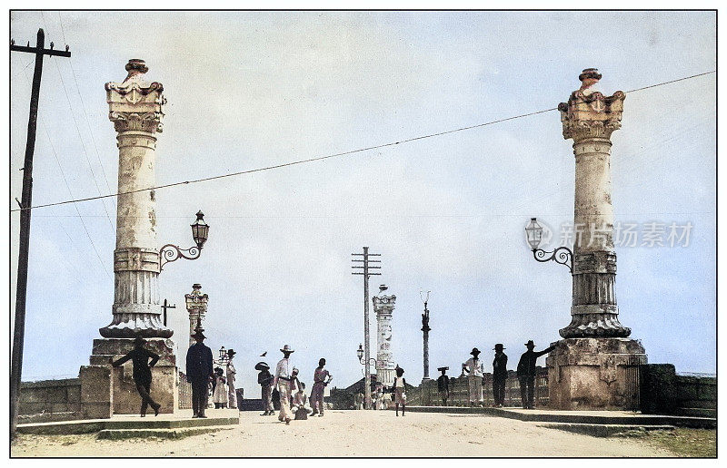 古色古香的黑白照片:古巴马坦萨斯装饰桥柱