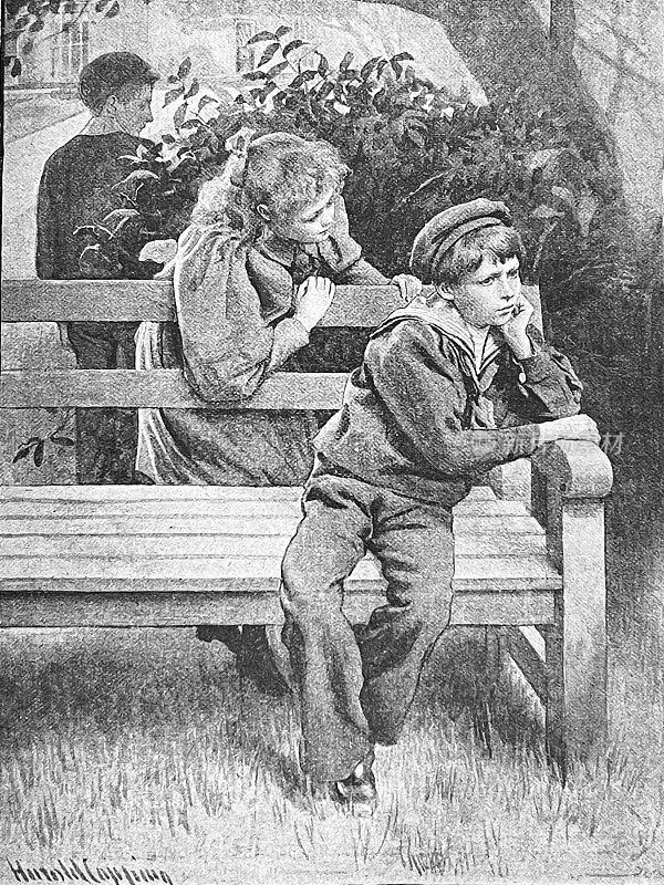 漂亮女孩安慰一个坐在长凳上的悲伤男孩