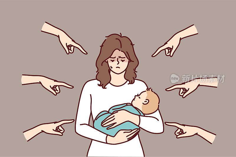 年轻的母亲抱着婴儿感到羞愧，因为周围的人指指点点的谴责