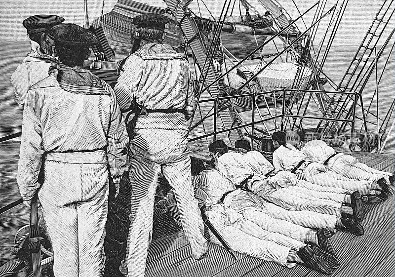 海军训练船:射击躺在甲板上的水手，后视镜