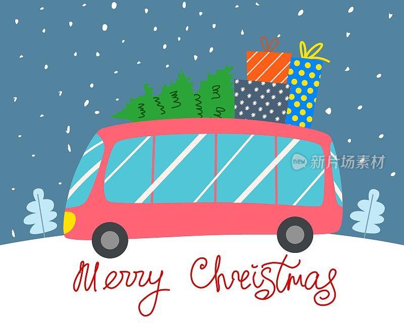 祝你圣诞快乐。一辆载着圣诞树和礼物的红色圣诞巴士在路上行驶。侧视图。
