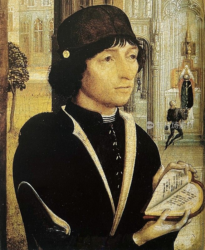 一个年轻人在读一本14世纪的心形书