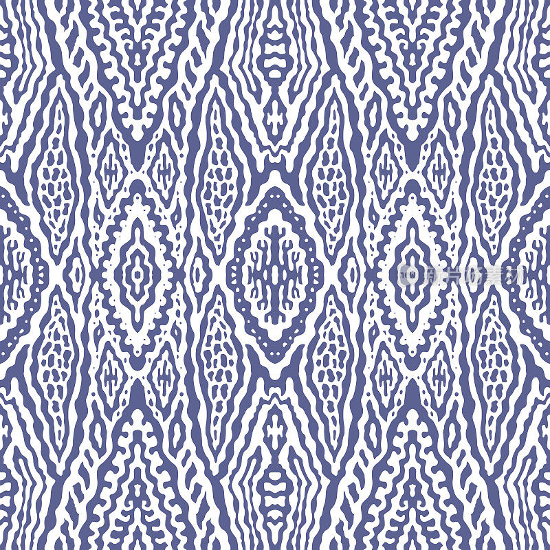 抽象手绘几何无缝伊卡特图案装饰民族装饰，靛蓝色和白色的背景。蜡染、墙纸、包装纸、shibori装饰物、扎染印花纺织品、棉布