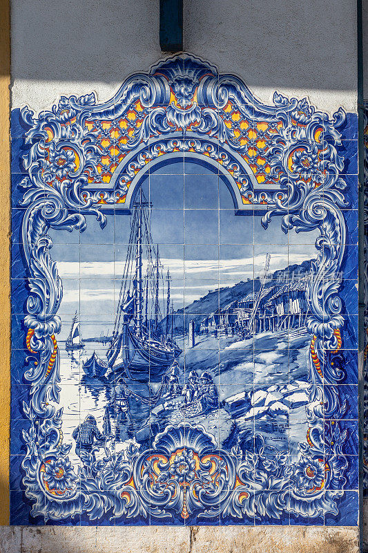 典型的葡萄牙Azulejos或蓝色瓷砖与传统的乡村景色