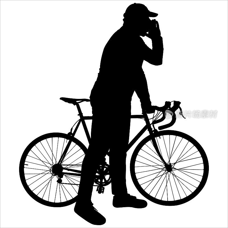 一个戴帽子的骑自行车的人把自行车放在方向盘后面。那个人把手举到嘴边，叫了一个人。自行车和人的侧视图。黑色男性轮廓孤立于白色之上