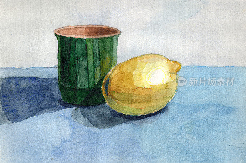 水彩立体主义静物与釉面绿色陶瓷罐和柠檬水果在灰色背景和蓝色桌布