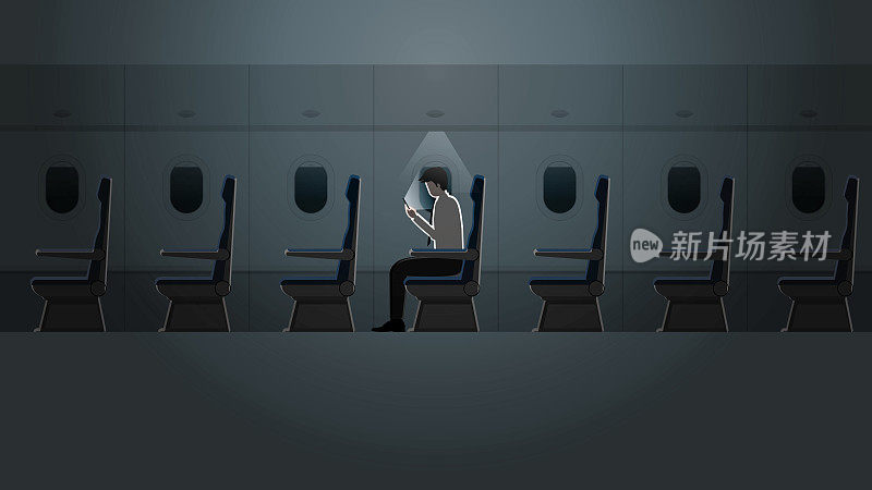 一名工薪族在漆黑的小灯光下独自在机舱里用智能手机工作。一种辛苦加班、加班的出差生活方式。飞机内部有一个空座位。