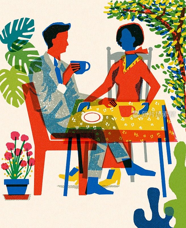 两个人坐在一张桌子旁喝咖啡