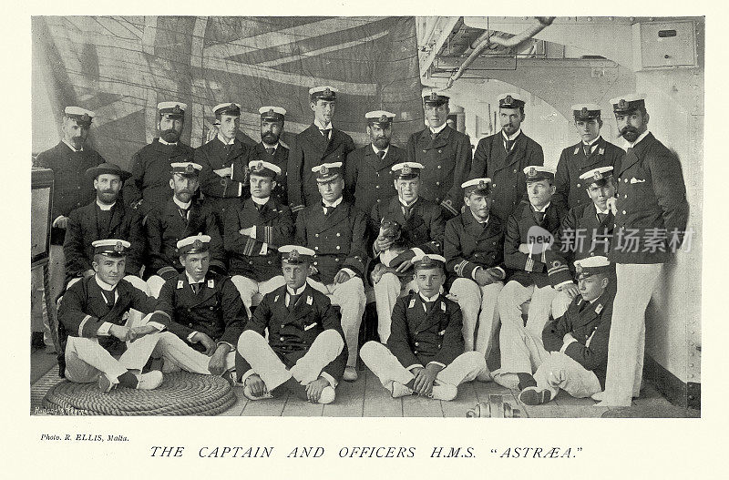 英国皇家海军二级巡洋舰阿斯特里亚号的船长和军官，1890年
