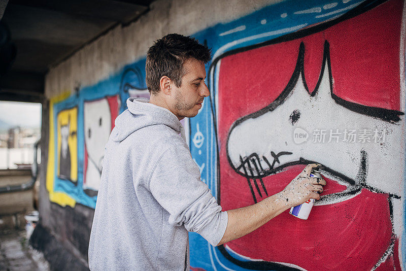 男性街头艺术家