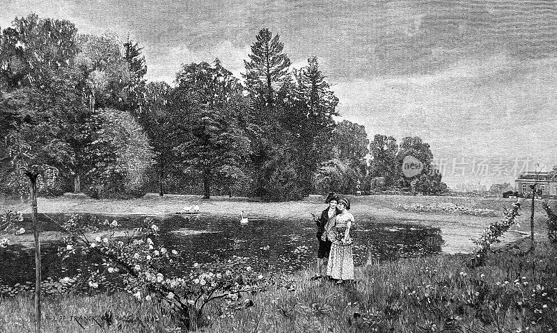 一对夫妇在公园里散步，绿油油的草地，靠近水