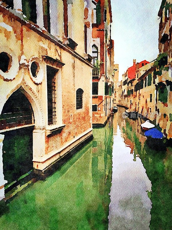 威尼斯市中心历史建筑之间的小运河