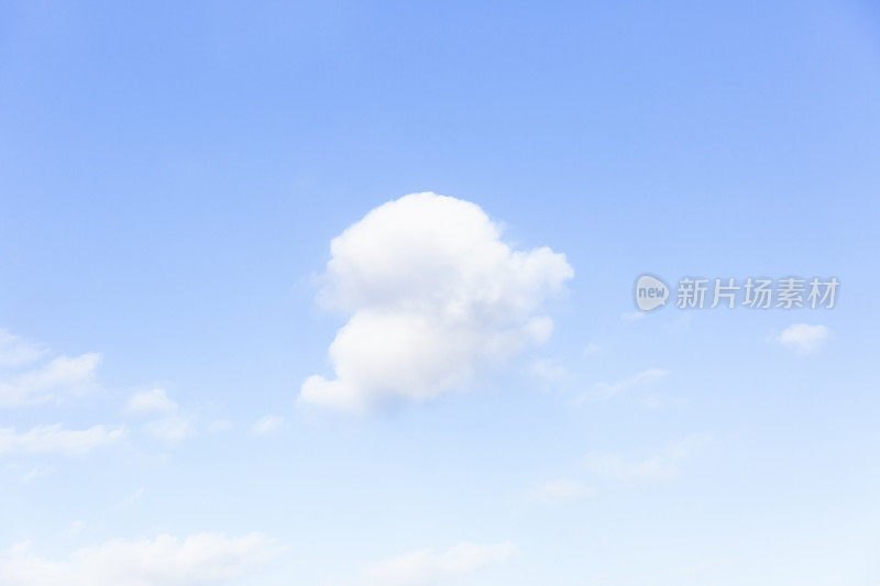 蓝天配柔白云,自然背景,复制空间