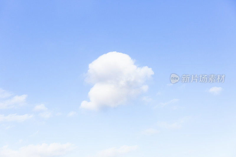 蓝天配柔白云，自然背景，复制空间
