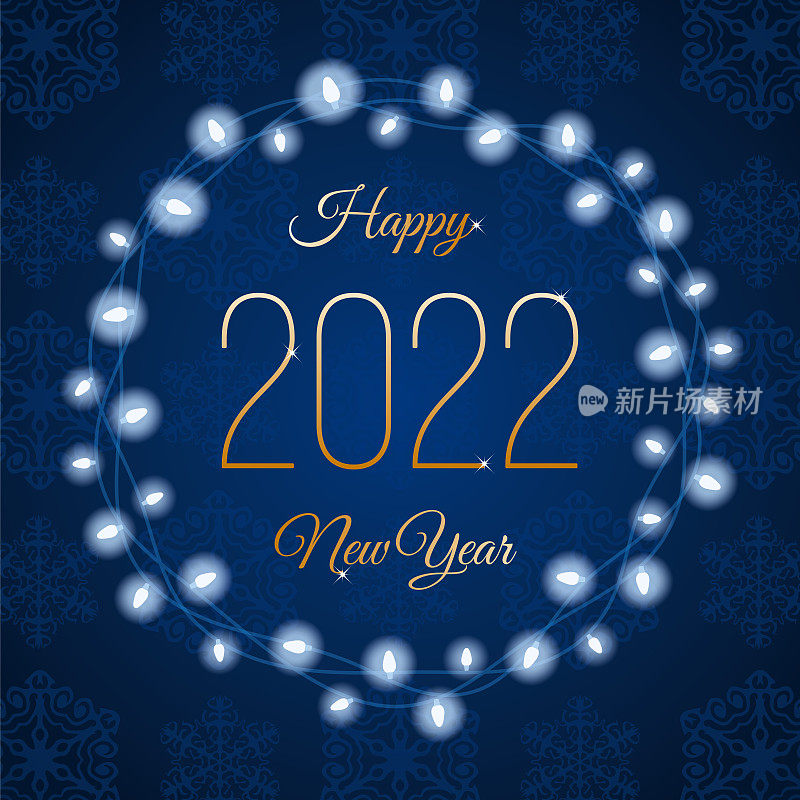 2022年的今天，新年贺卡上的彩灯花环。蓝色背景。