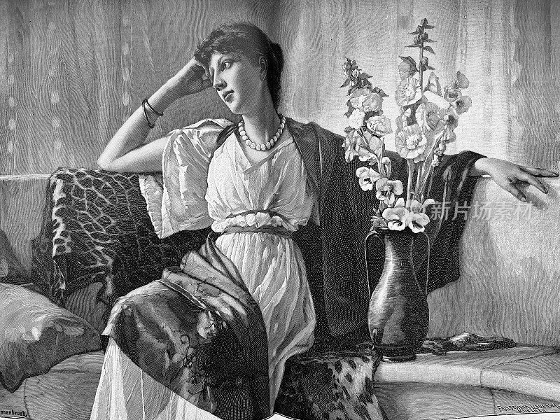 年轻优雅的女子坐在沙发上，右边一个花瓶，望向一边