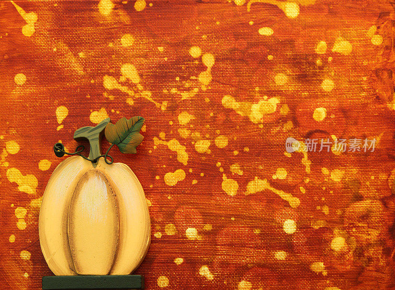 南瓜在秋天颜色为橙色和黄色的背景