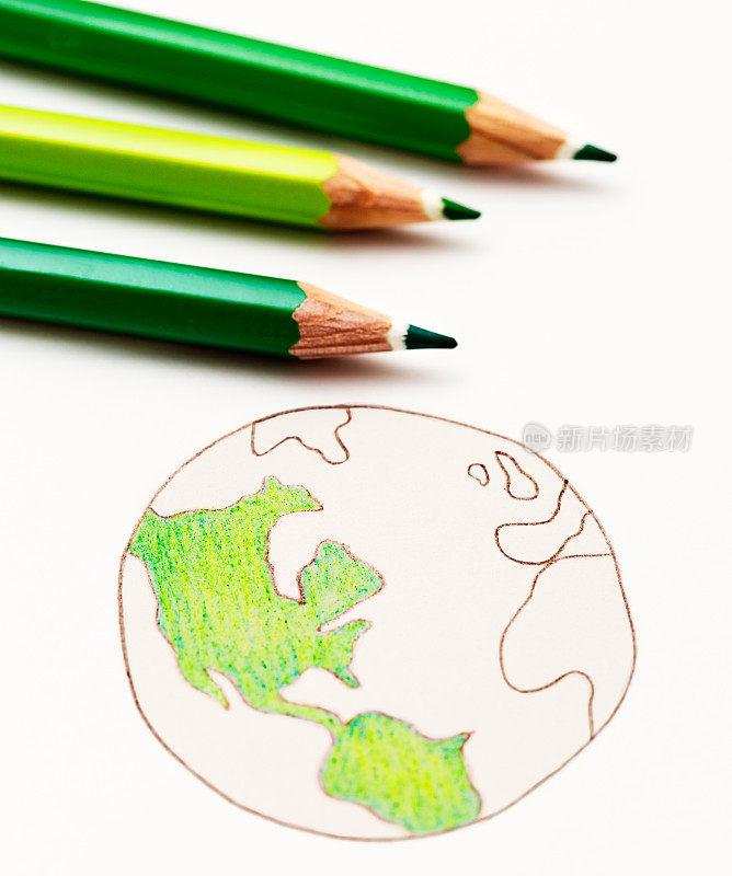 三支绿色铅笔蜡笔在手绘世界地图上着色