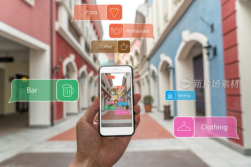 增强现实营销街。手持智能手机使用AR应用检查信息