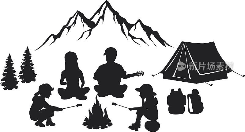 一家人围坐在篝火旁，山，帐篷和松树的剪影。人野营户外