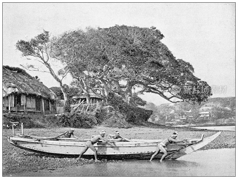 古老的日本旅行照片:男人与船