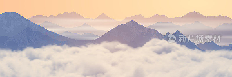 山在云之上，在晨光中山脊的全景