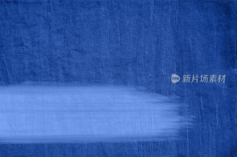 空白明亮的宝蓝色的垃圾纹理划伤开裂的白色墙壁水平矢量背景与凌乱的垃圾纹理，复制空间和划痕到处和一个模糊的抽象标签在底部边缘