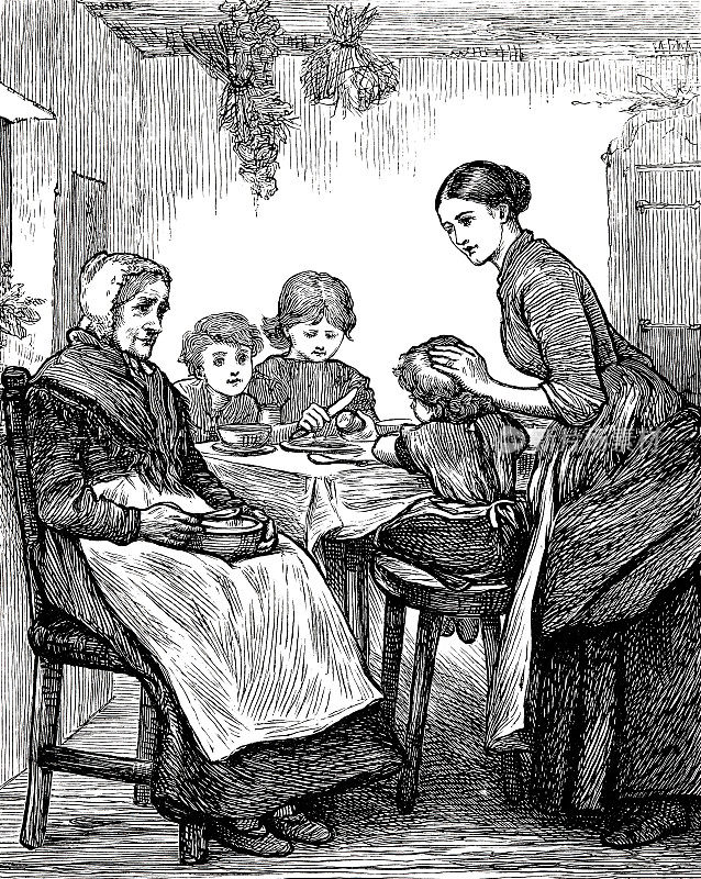 母亲、祖母和三个孩子坐在餐桌旁