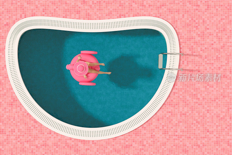 年轻女子日光浴在游泳池充气火烈鸟，夏季假期概念