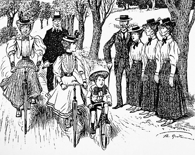 一家人正在骑自行车，站在路边的一家人羡慕地看着他们