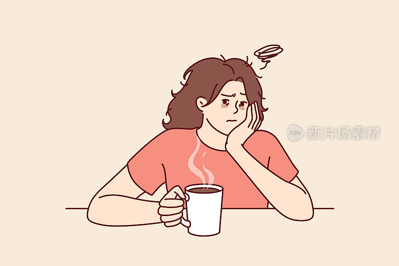疲惫的女人满脸愁容地喝着热咖啡，因为缺乏睡眠而不想去上班