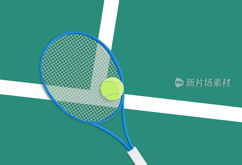 网球。春天的运动组合，黄色的网球和球拍在一个绿色的网球场的背景与复制空间。运动和健康的生活方式。户外游戏运动的概念。平躺